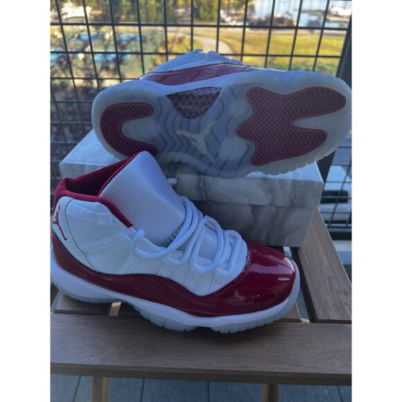 DS Air Jordan 11 Varsity Red Cherry 2022 US Youth Size 6.5 Football performance - Picture 11 of 13